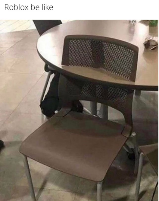 Una silla fallando y atravesando la mesa.